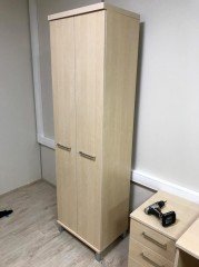 Офисный шкаф для одежды