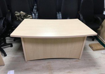 Прямой стол для офиса